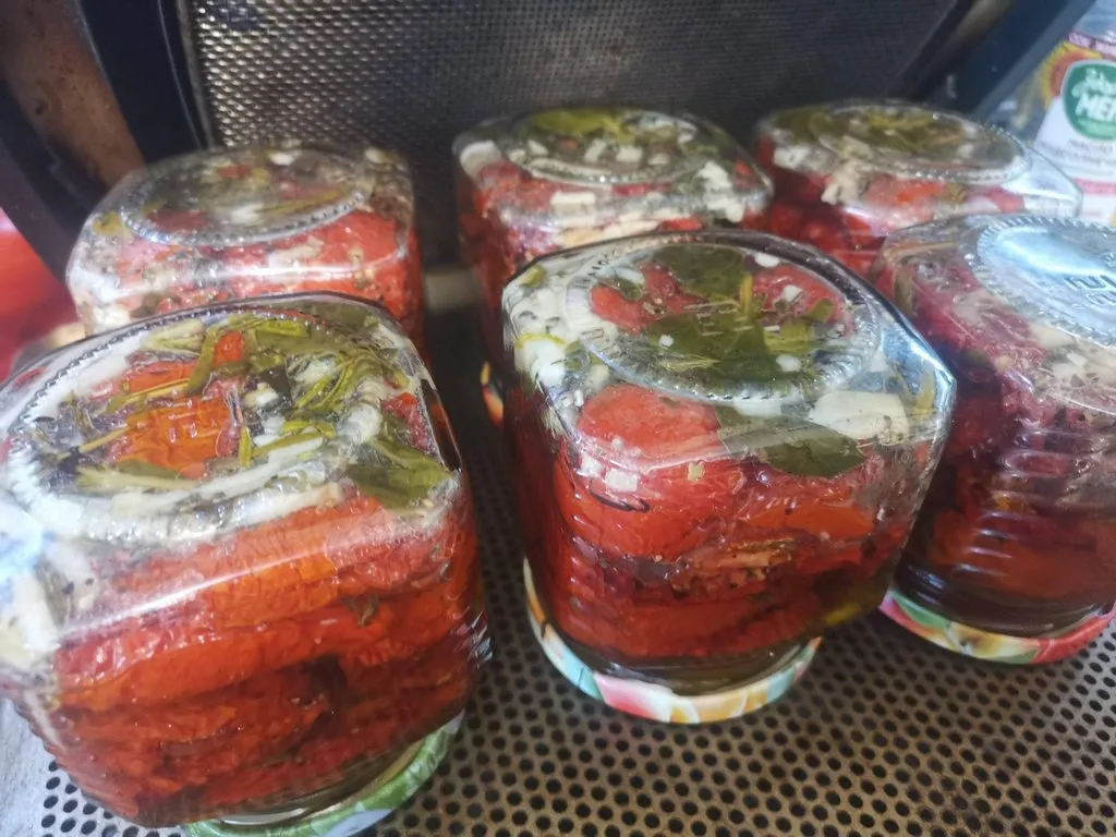 Вяленые помидоры в духовке в ароматном масле (приготовление и консервирование)