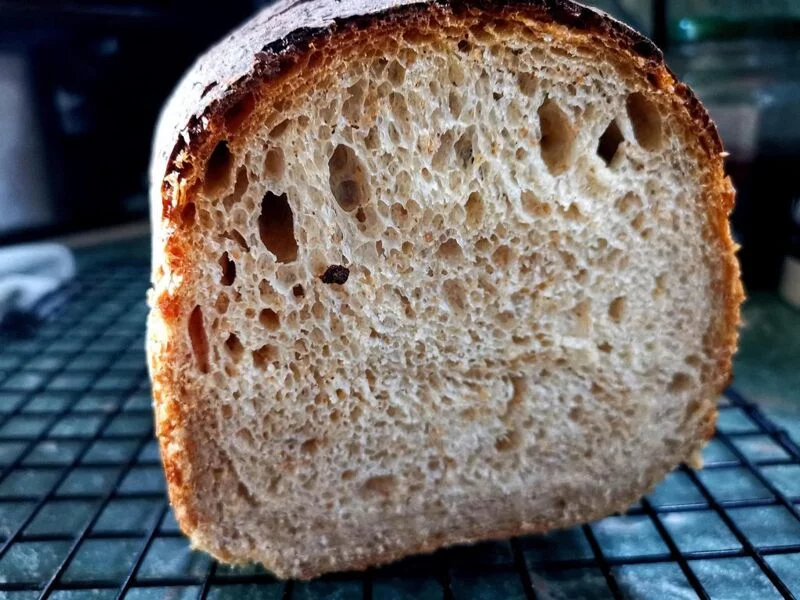 Деревенский пшеничный хлеб (Pane Bigio) в духовке