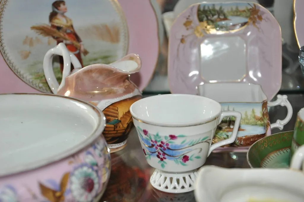 Наши коллекции сувенирной посуды и статуэток
