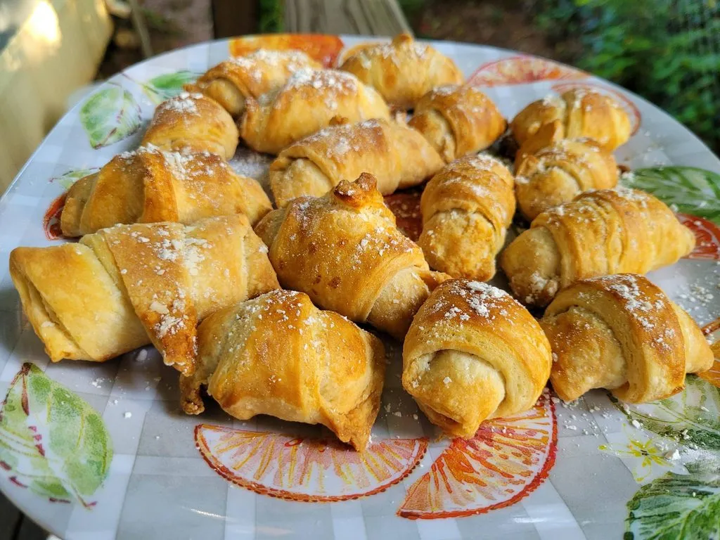 Слойки с ананасами и яблоками
