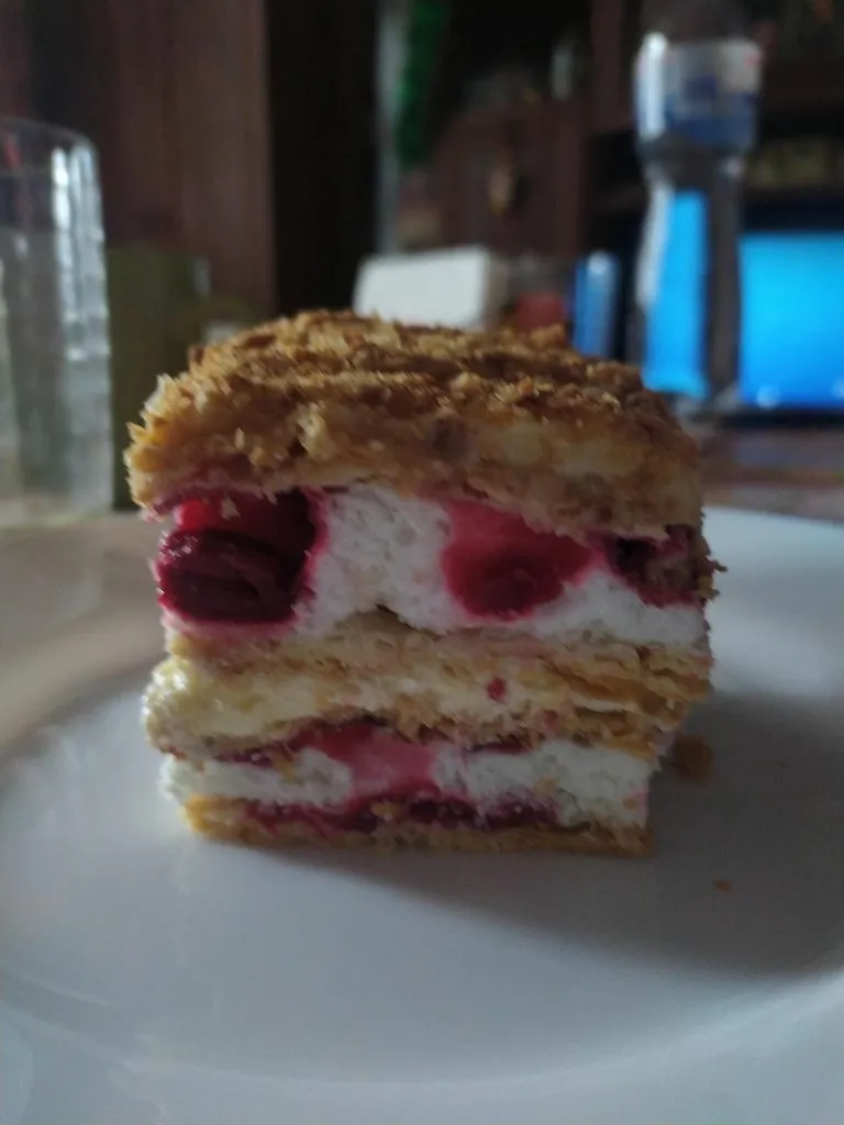 Пляцок-наполеон с заварным кремом и вишней