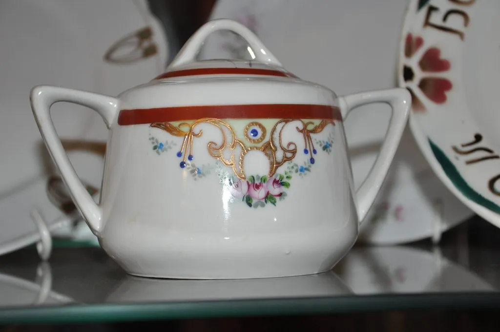 Наши коллекции сувенирной посуды и статуэток