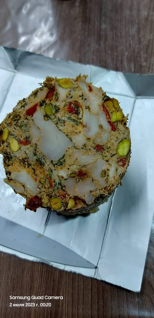 Ветчина из индейки с помидорами и оливками