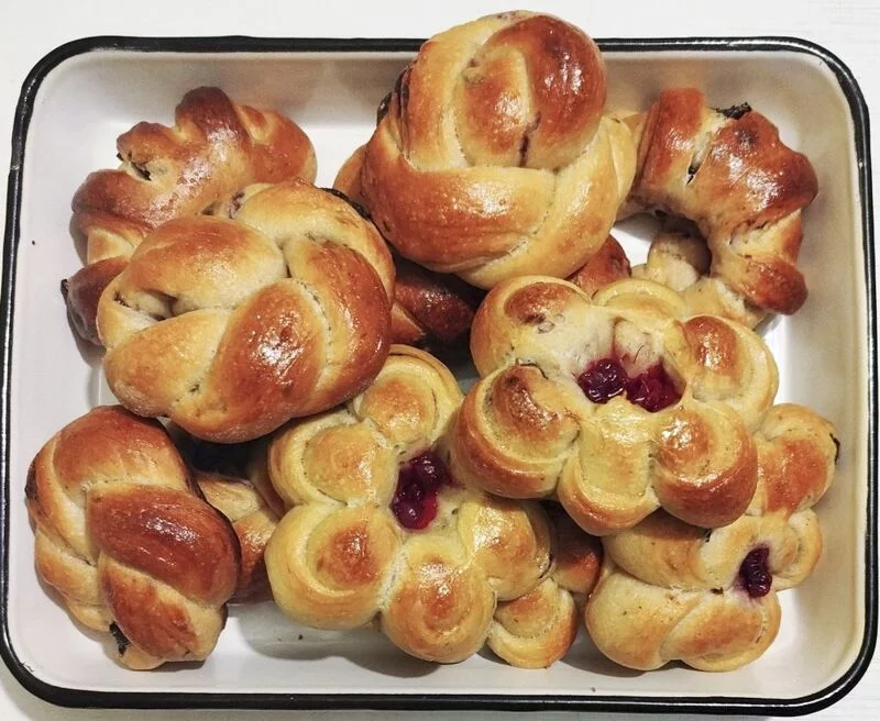 Булка сдобная с лавандой