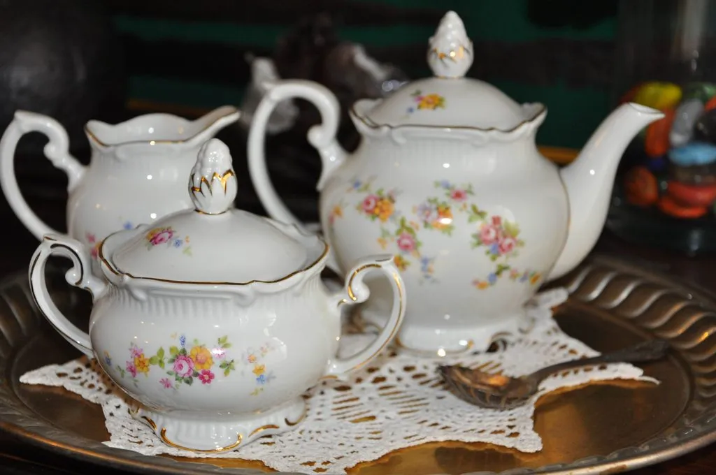 Наши коллекции сувенирной посуды и статуэток