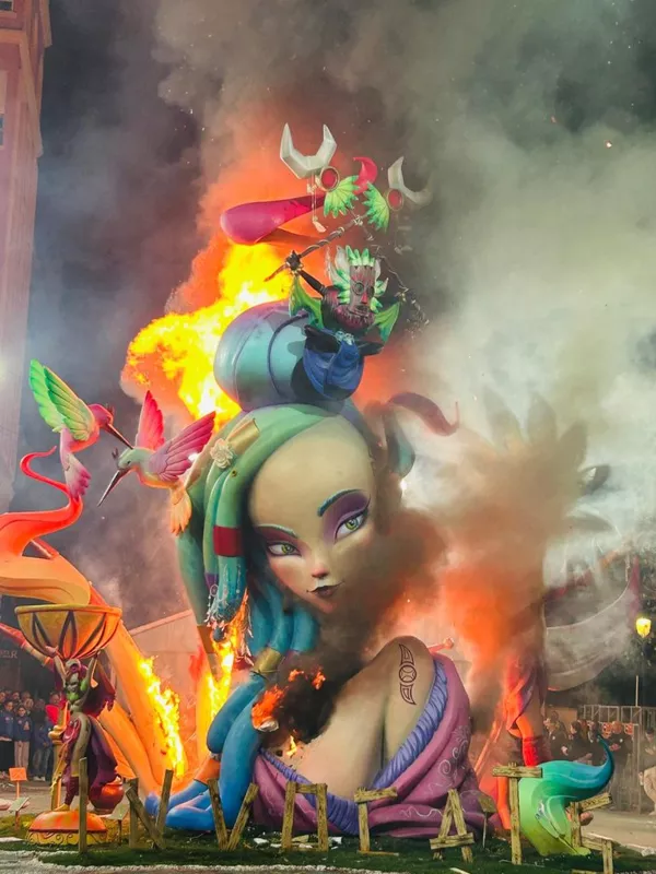 Фальяс  (Les Falles) - праздник огня в Валенсии 