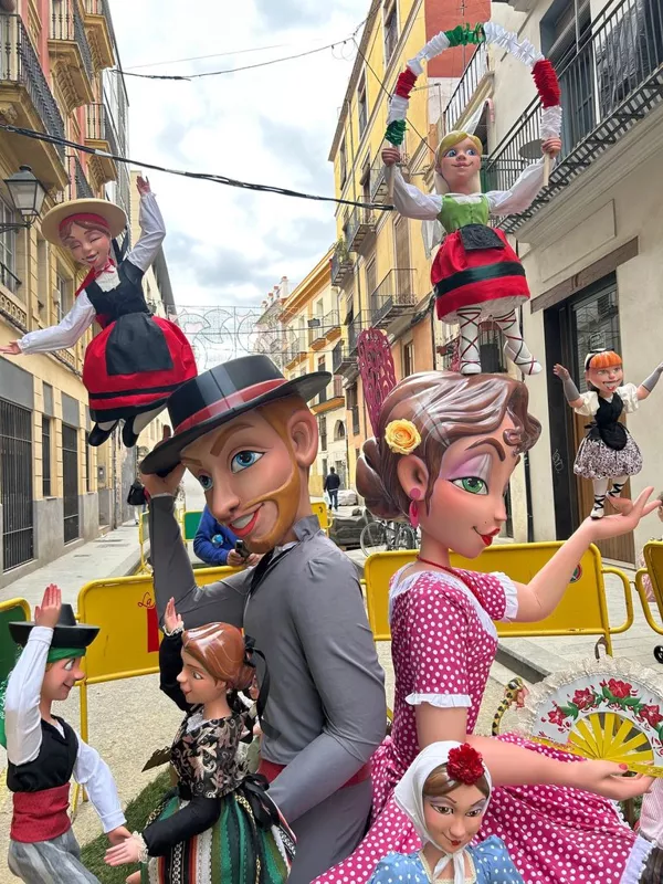 Фальяс  (Les Falles) - праздник огня в Валенсии 
