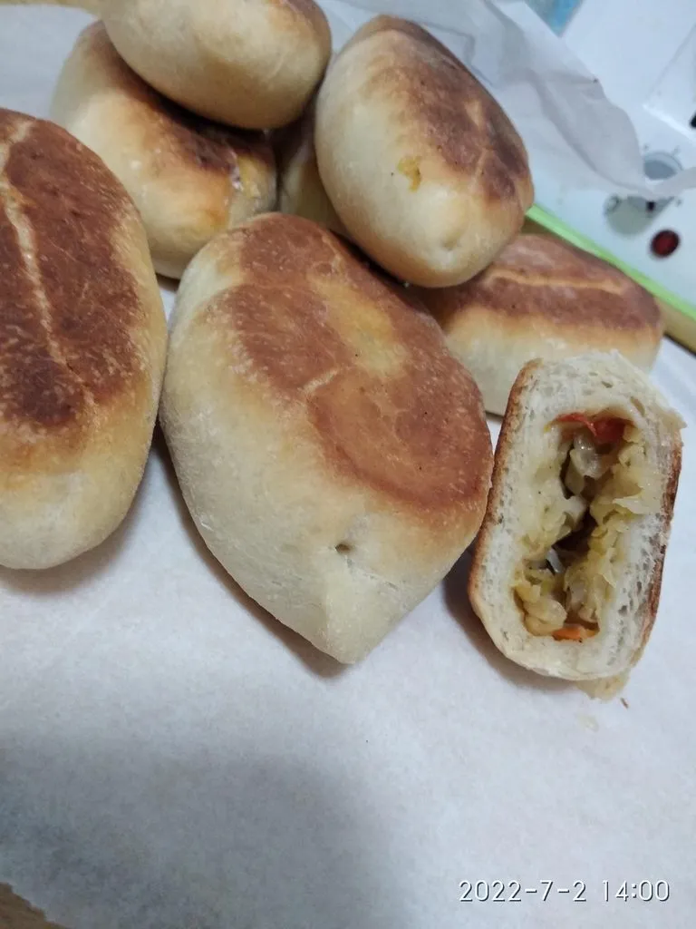 Пирожки жареные с любой начинкой (на живых дрожжах)