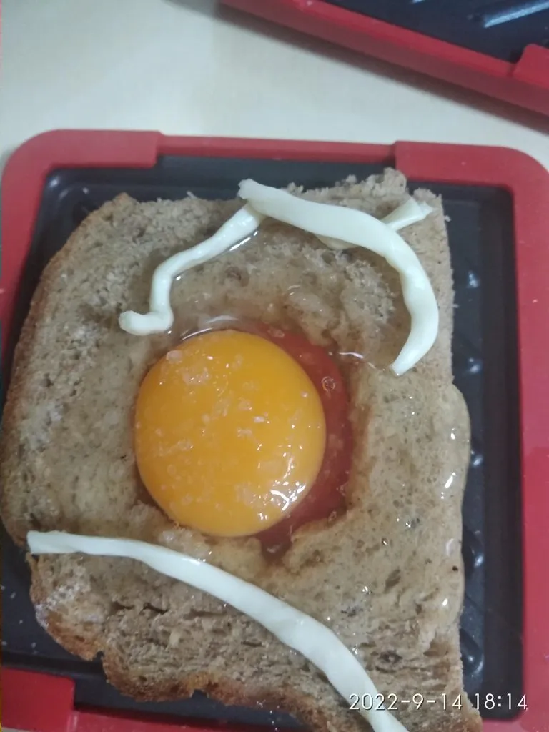 Сэндвич с яйцом, беконом и сыром в Panini Maker Kitfort