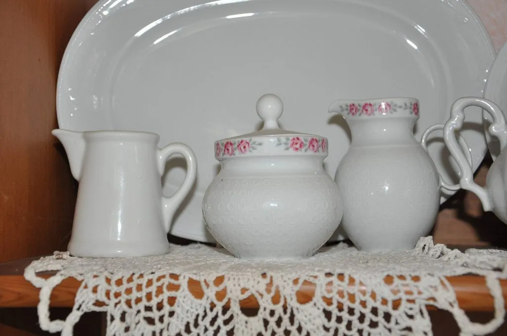 Наши коллекции сувенирной посуды и статуэток