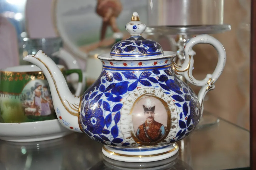 Наши коллекции сувенирной посуды и статуэток