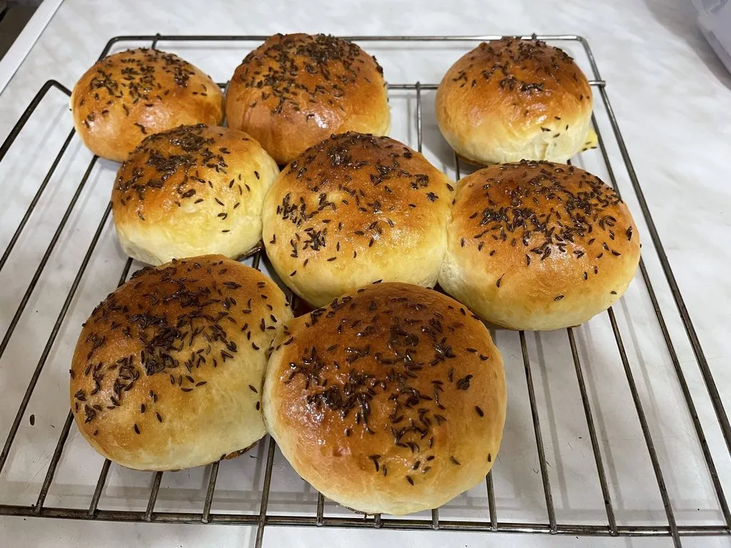 Булочки со сгущенным молоком и тмином