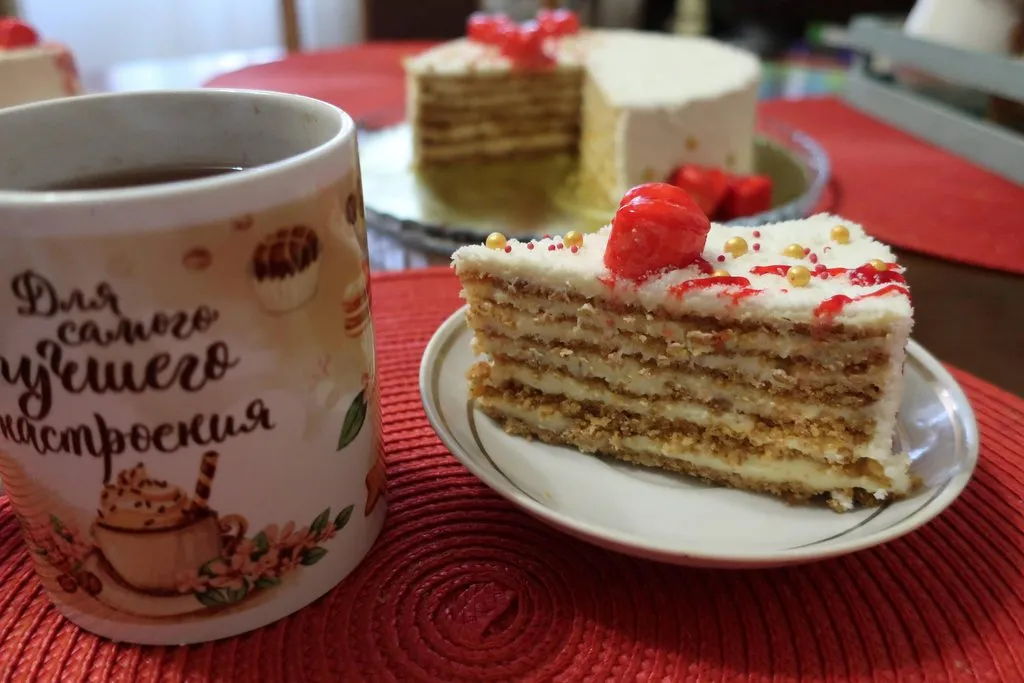 Торт без выпечки с жареной крошкой