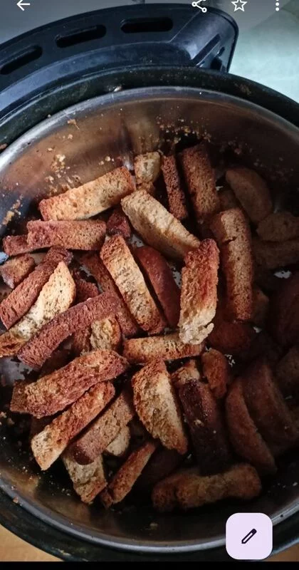 Сухарики из черного хлеба с чесноком