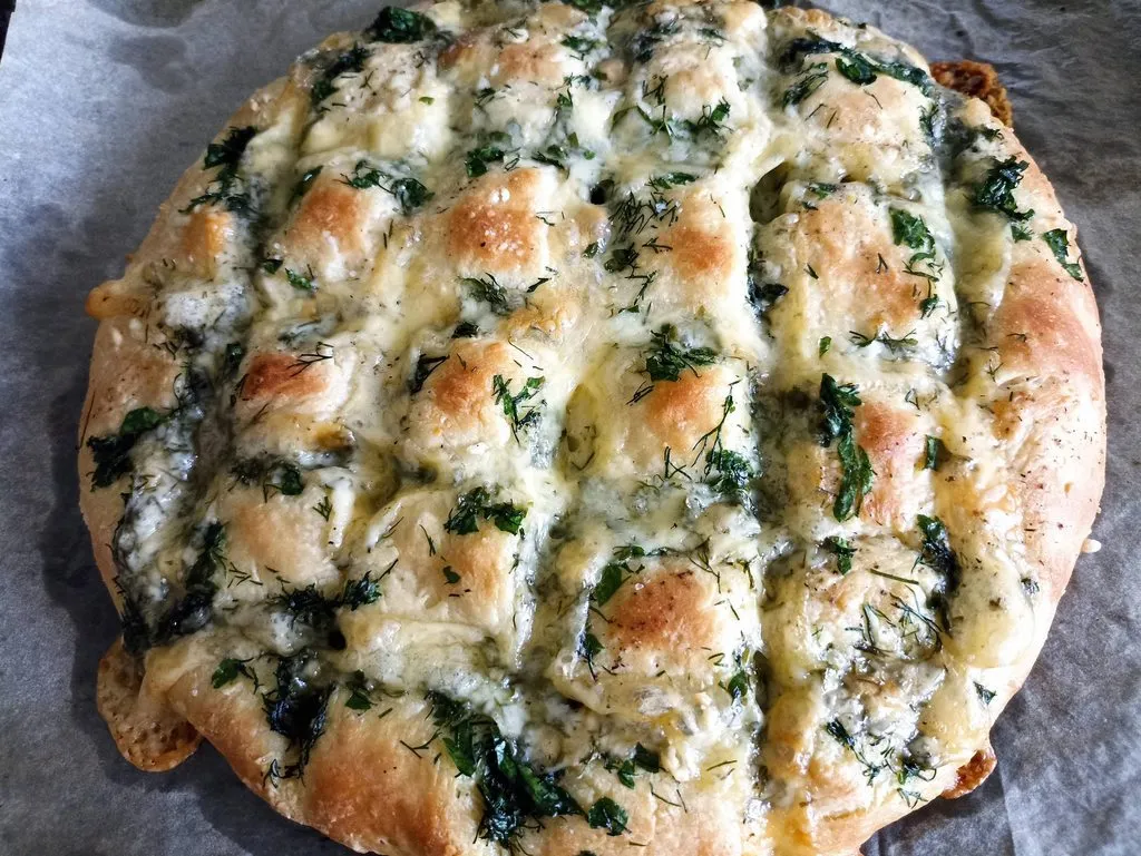 Дрожжевая лепёшка с зеленью и сыром (в духовке или пиццепечке)