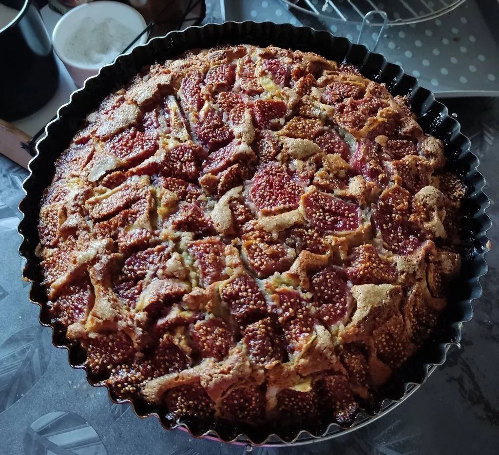 Пирог с инжиром (Fresh fig and almond breakfast cake)
