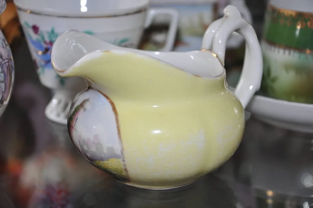 Наши коллекции сувенирной посуды и статуэток