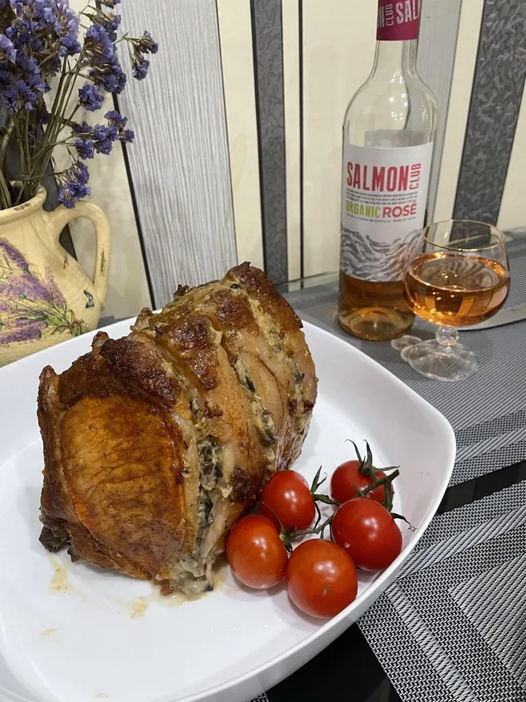 Каре из свинины с грибами и соусом морней