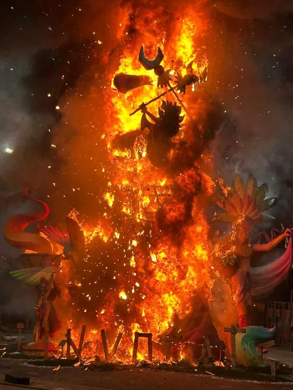 Фальяс  (Les Falles) - праздник огня в Валенсии 