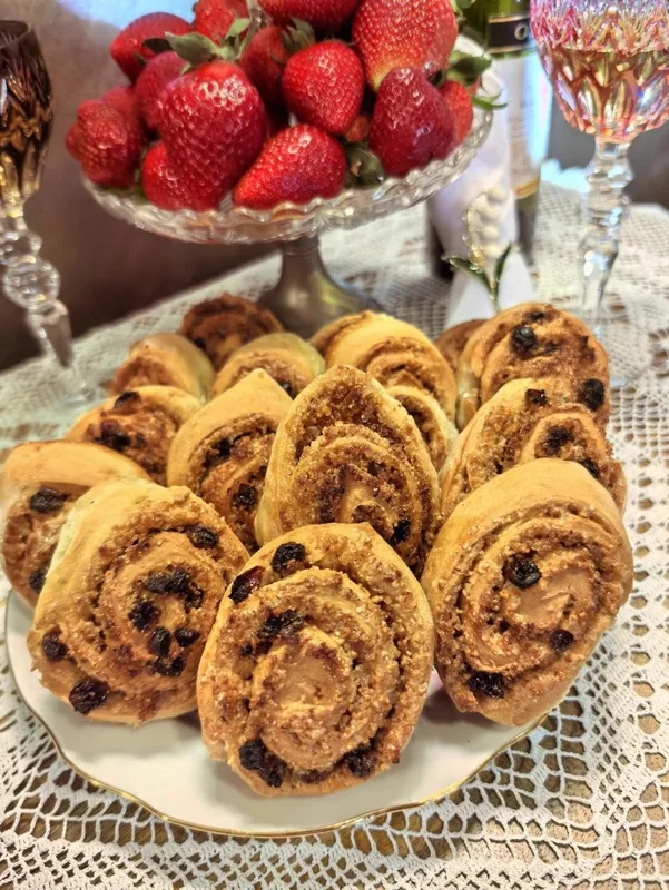 Кишмишиани (рулет с изюмом и грецкими орехами)