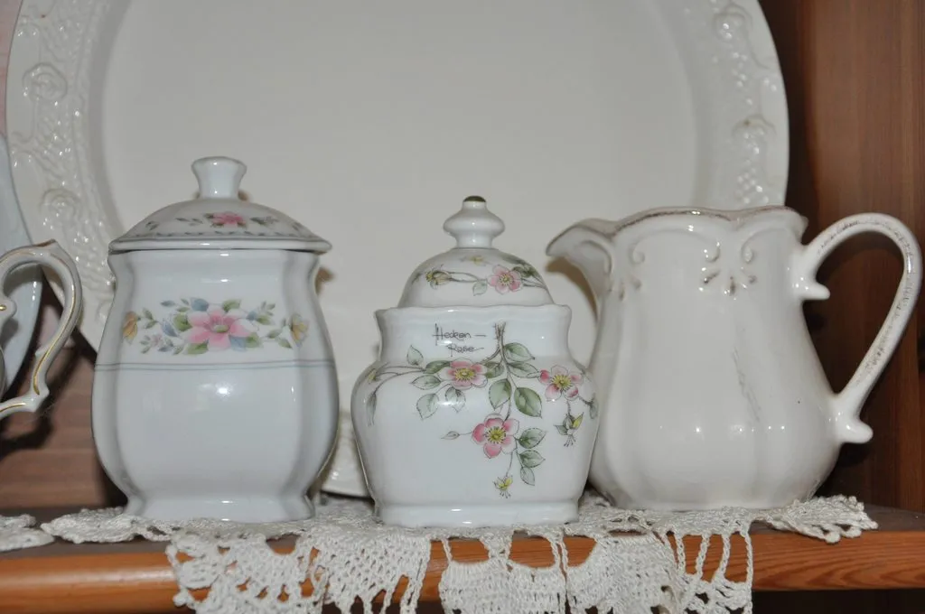 Наши коллекции сувенирной посуды и статуэток