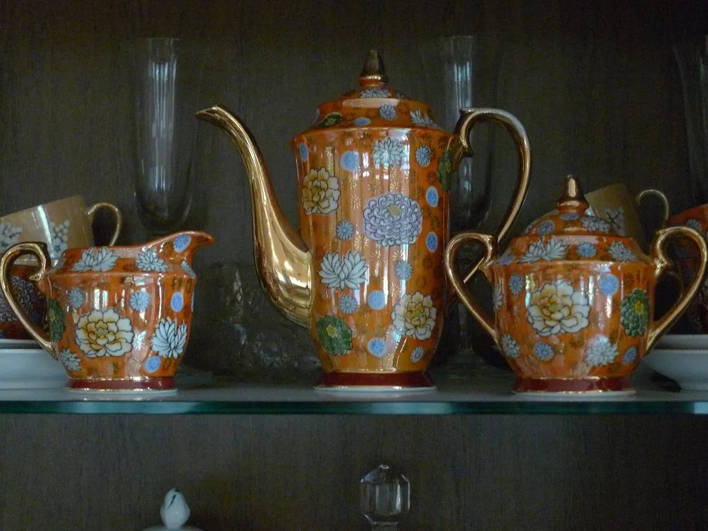 Наши коллекции сувенирной посуды и статуэток