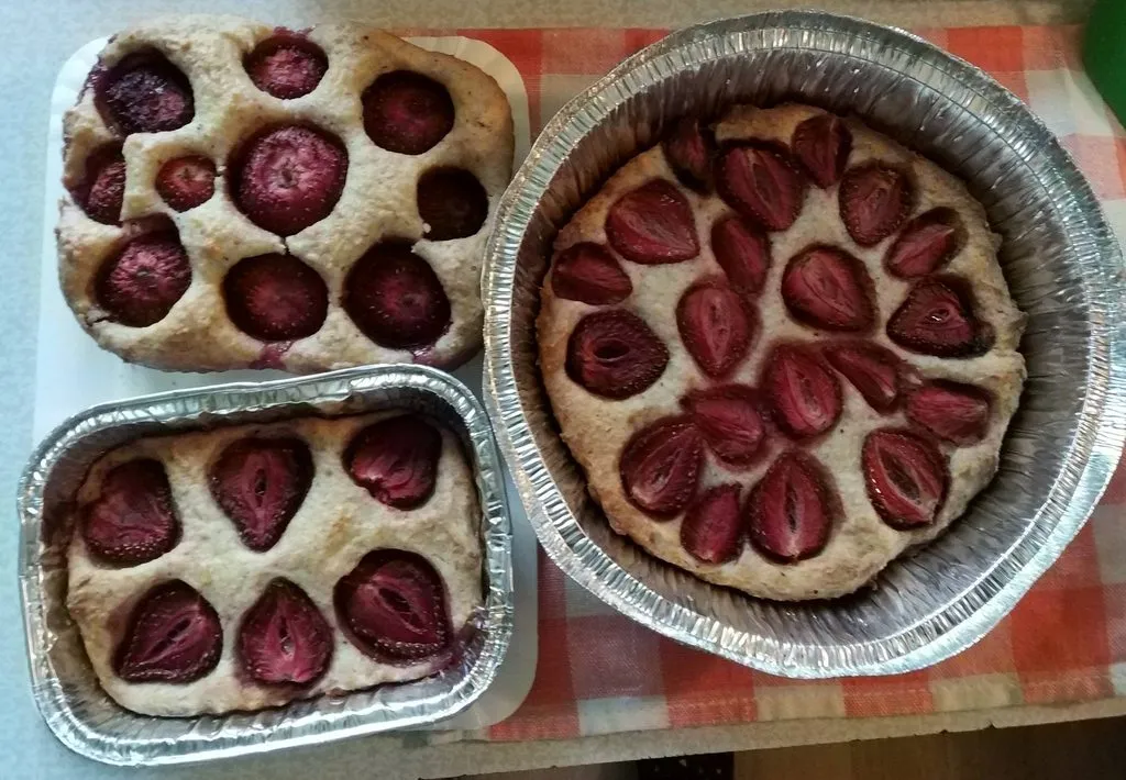 Творожный пирог с клубникой
