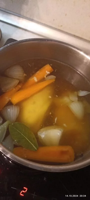 Бульон куриный прозрачный с блинами, начиненными кашей