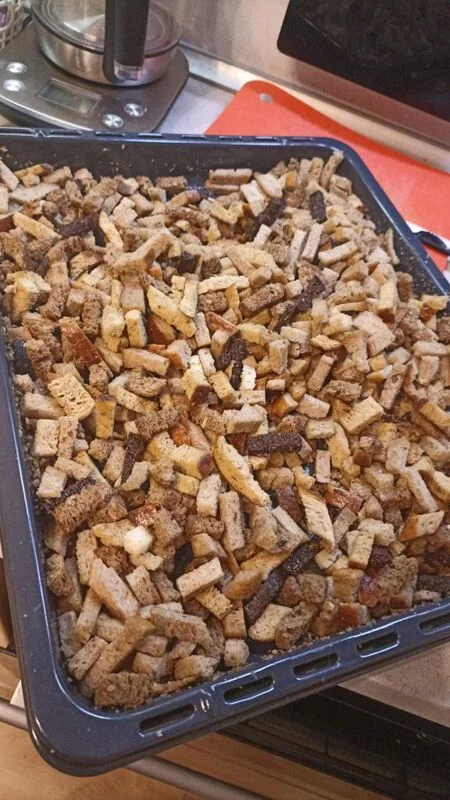 Сухарики из черного хлеба с чесноком