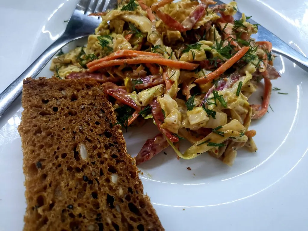 Японский салат из пекинской капусты с кунжутом и майонезом