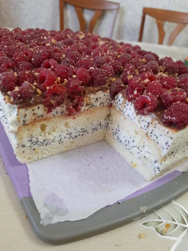 Торт с лимонным бисквитом и маковым муссом.