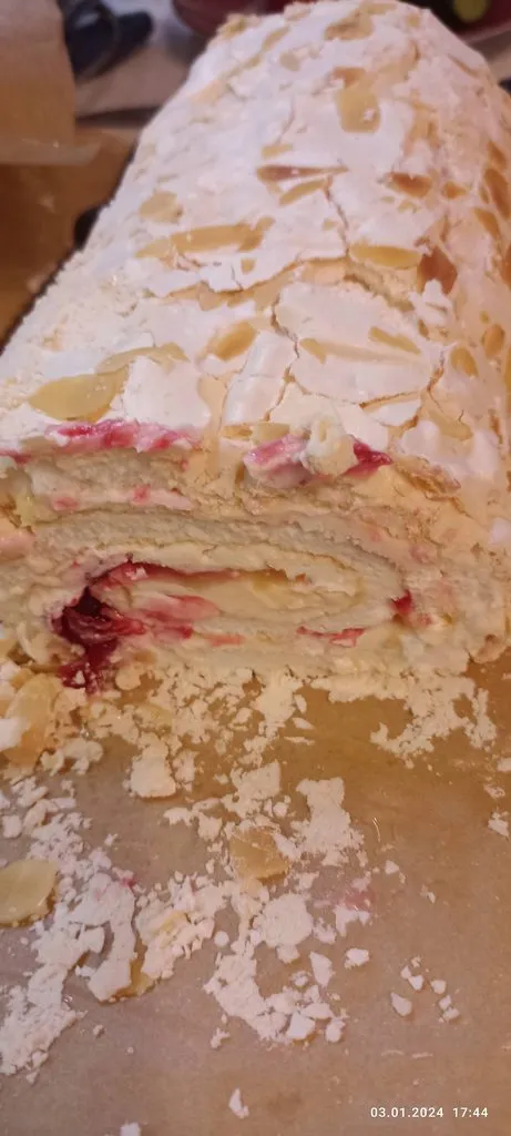 Меренговый рулет с лимонным курдом и клубникой (+видео)