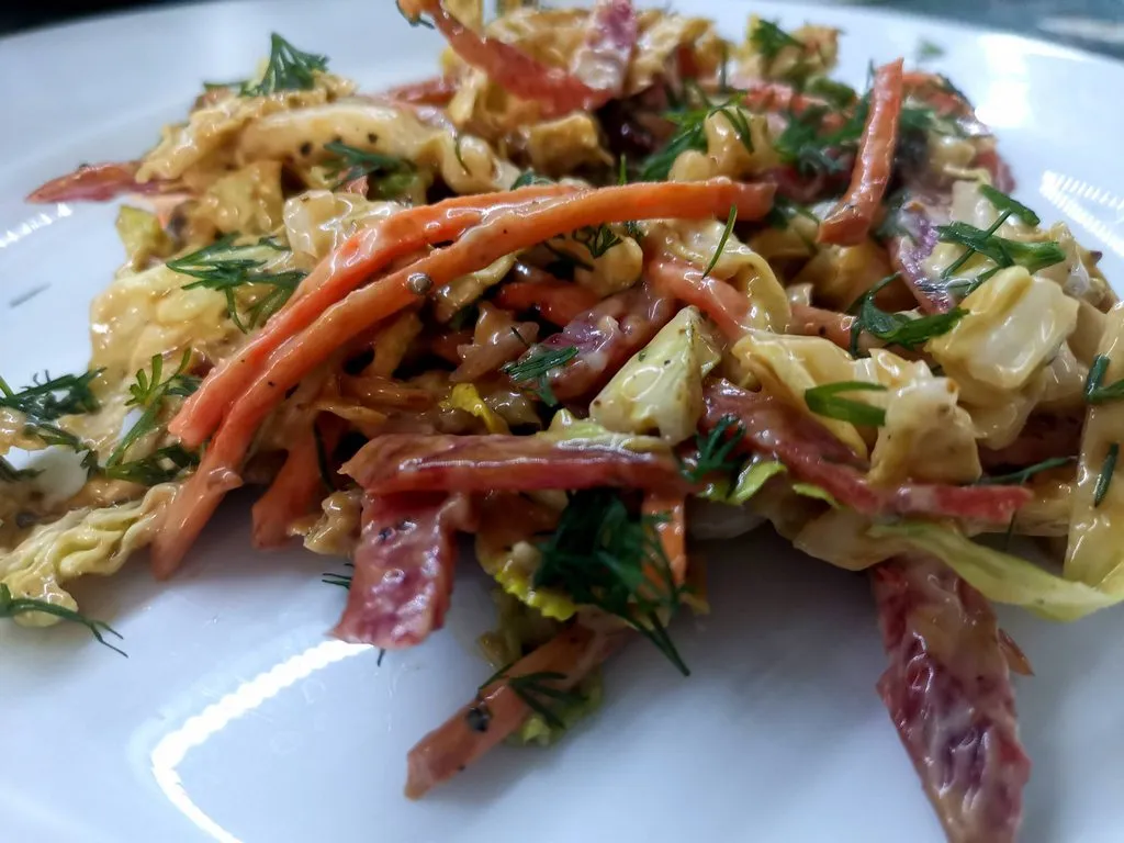 Японский салат из пекинской капусты с кунжутом и майонезом