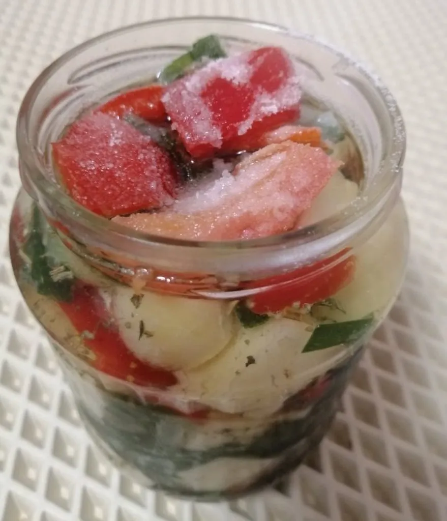 Сыр мягкий и брынза, маринованные в масле с пряными травами