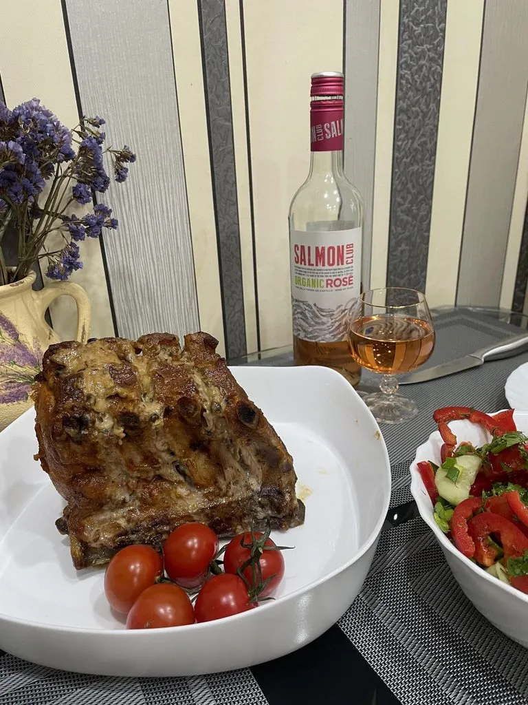 Каре из свинины с грибами и соусом морней