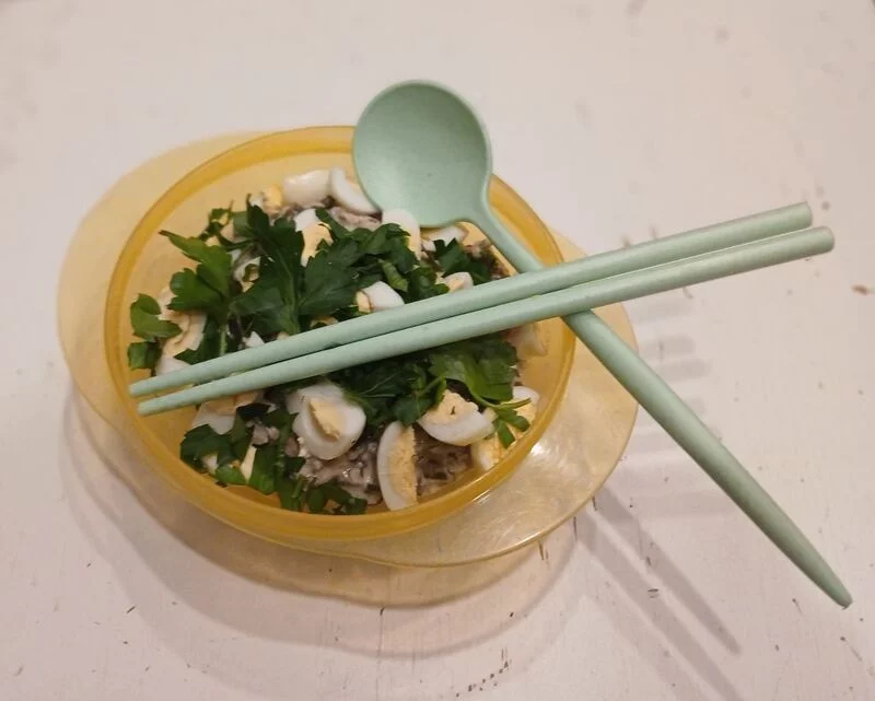 Салат из морской капусты с тунцом