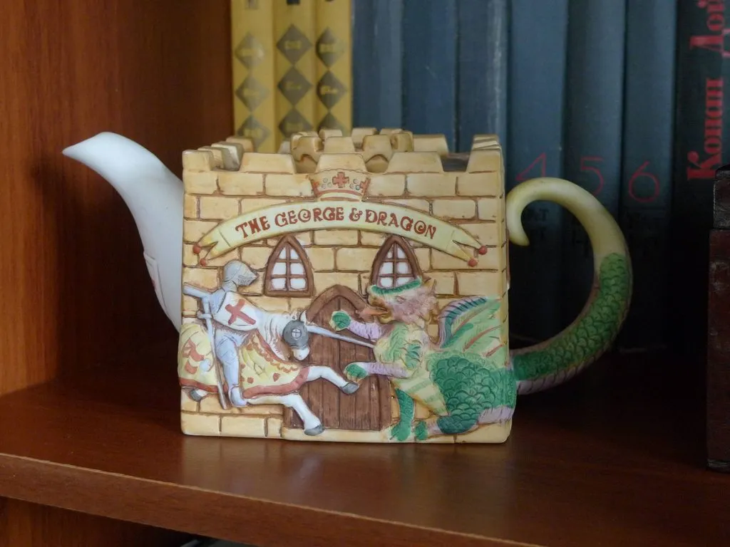 Наши коллекции сувенирной посуды и статуэток