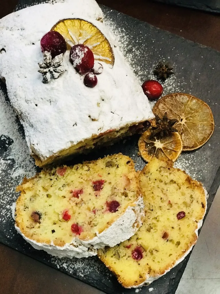 Кекс с белым шоколадом, орехами и морошкой