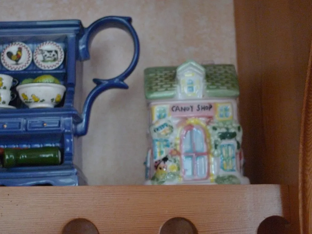 Наши коллекции сувенирной посуды и статуэток