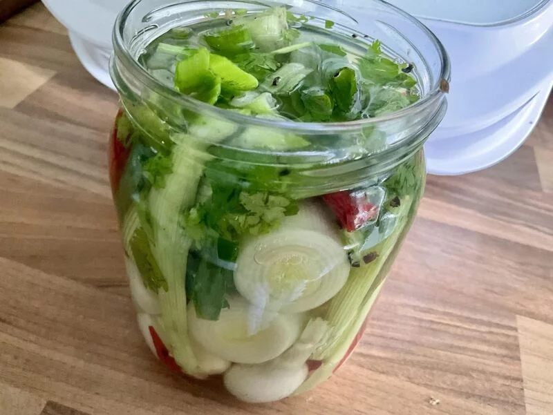 Лук порей, лук зеленый  и прочая столовая зелень в легком маринаде