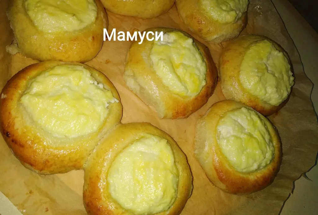Ватрушки с творогом и изюмом
