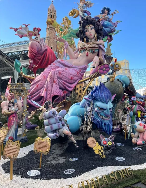 Фальяс  (Les Falles) - праздник огня в Валенсии 