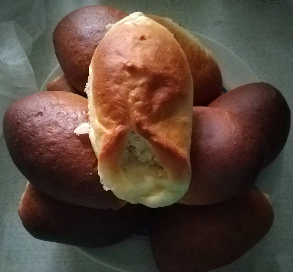 Пирожки с капустой, мясом и со сливовым вареньем