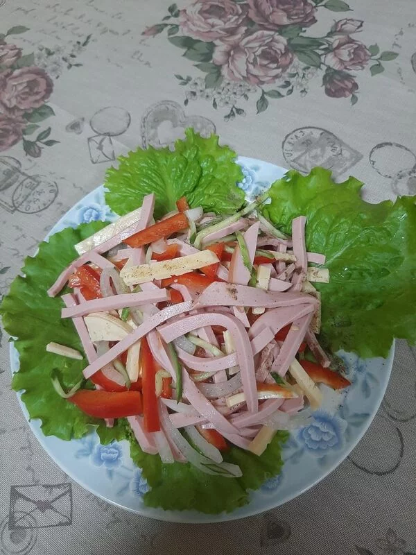 Швейцарский колбасный салат (Schweizer Wurstsalat)