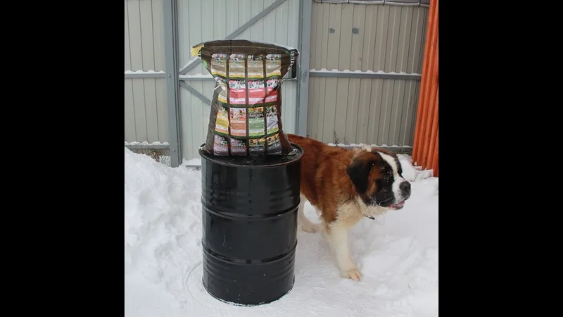 Деревенское хранение сухих кормов для кур несушек.