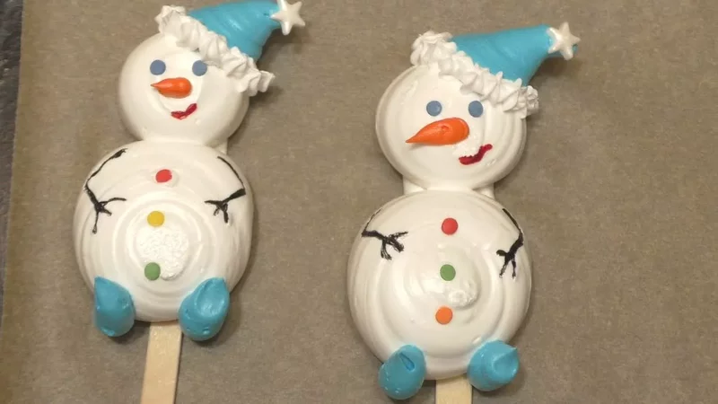 Новогодние сладости из безе (меренги)  Или как сделать Новогодний десерт в виде Снеговика и Ёлки.