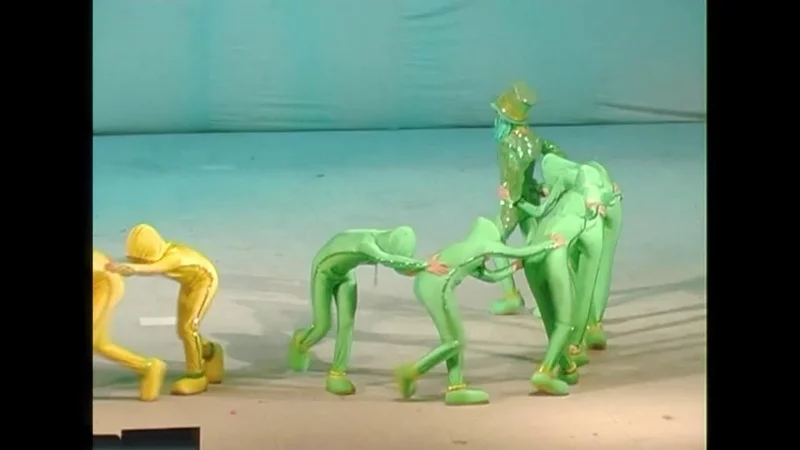 Шуточный танец " Гусеницы"