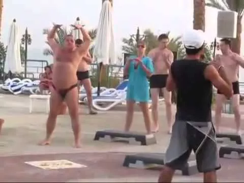 Пузатый мужик зажигает на отдыхе