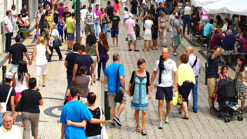 Что ждет владельцев недвижимости, пользователей мобильной связи, пчеловодов: новые законы июня
