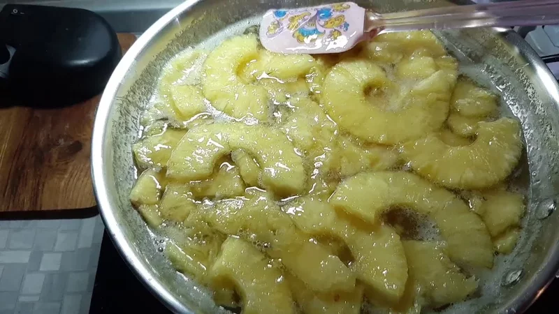 Ананас на сковородке